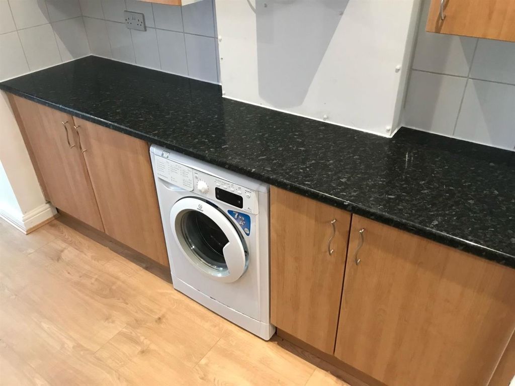 8 bed shared accommodation to rentBooth Avenue, Fallowfield, Manchester M14 photo 5