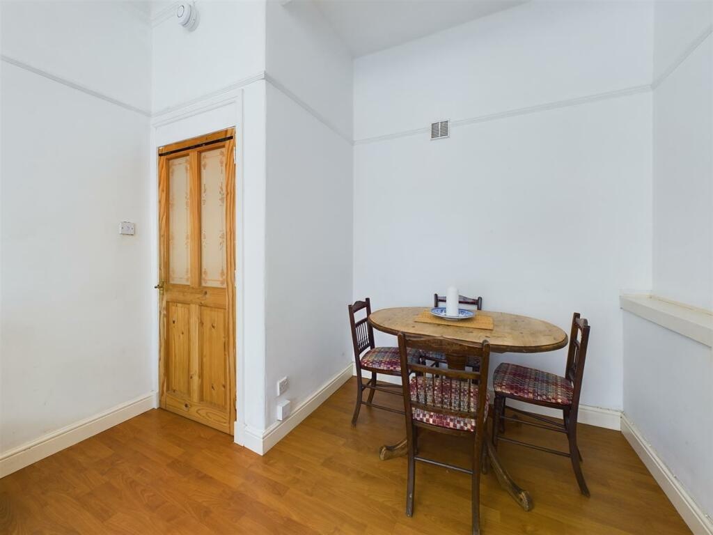 2 Bed Flat, High Street, G4, N1 7GU photo 5