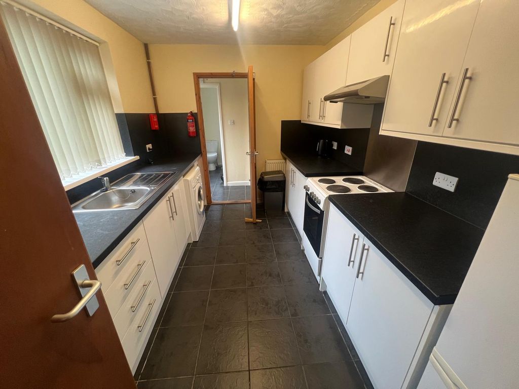 3 bed shared accommodation to rentCrymlyn Street, Swansea SA1 photo 3