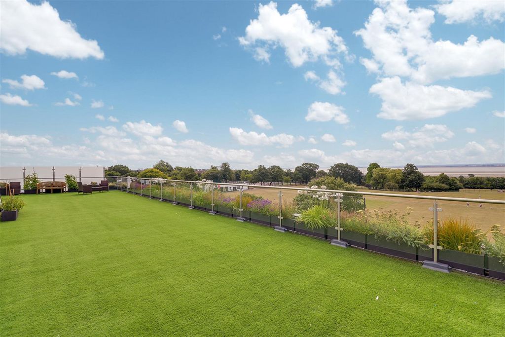 Additional image 3 of 2 bed flat to rentLondon Road, Westcliff-On-Sea SS0