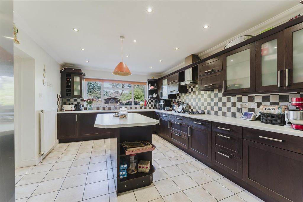 Additional image 4 of 5 bed detached house to rentWellesley Avenue, Iver SL0
