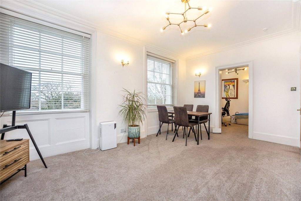 3 bed flat to rentPittville Lawn, Cheltenham, Gloucestershire GL52