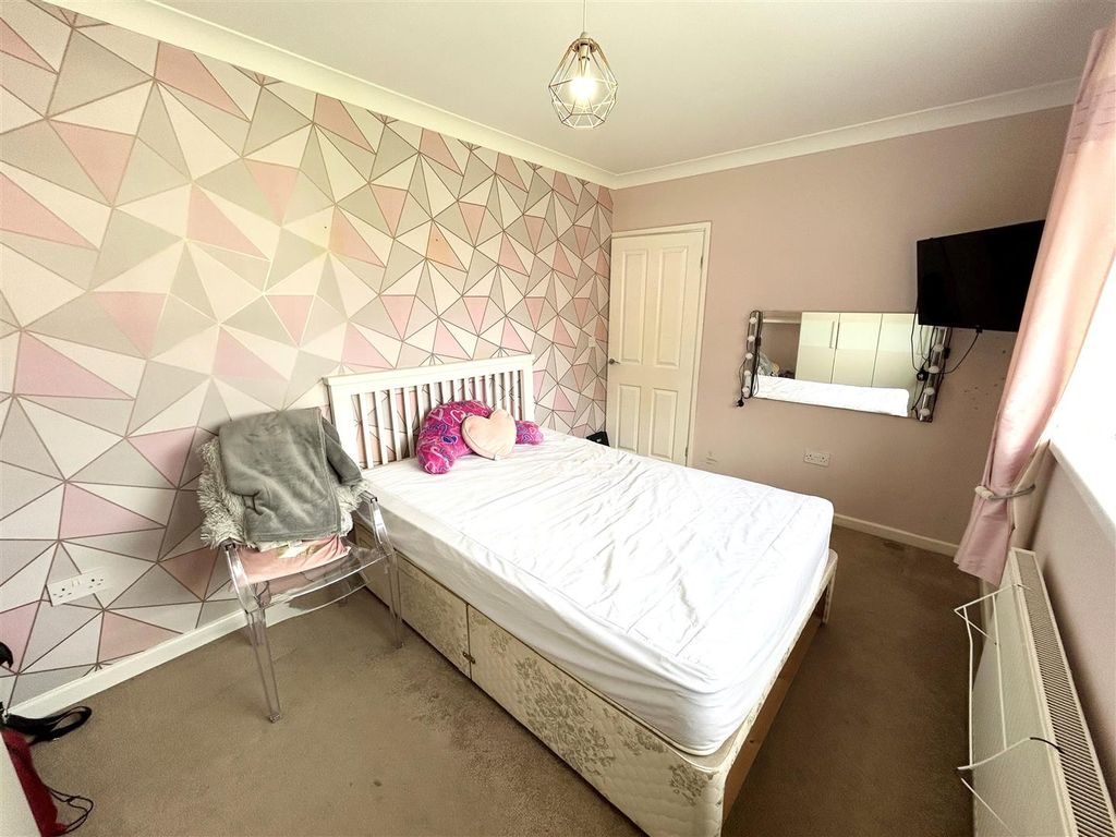 Additional image 15 of 3 bed semi-detached house to rentClytha Square, Abercarn, Newport NP11