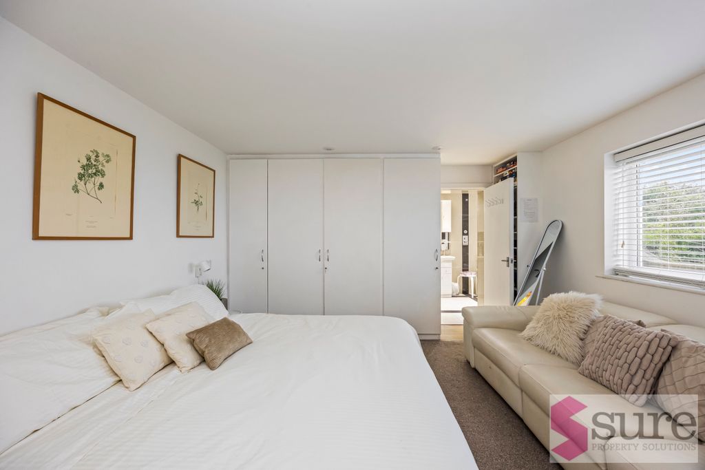 5 bed detached house to rentThe Cliff, Brighton BN2 photo 3