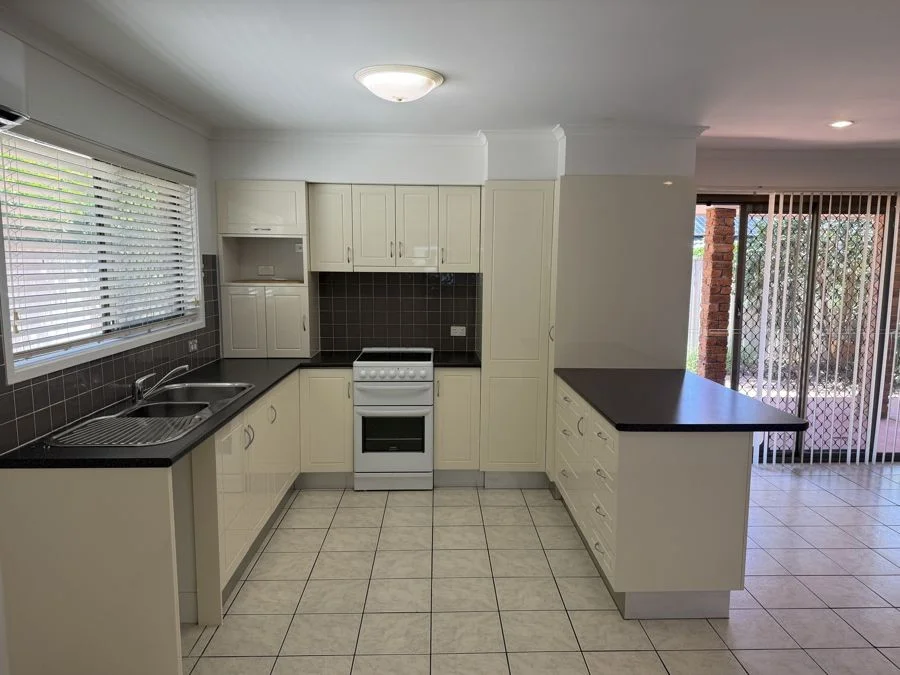 2/10 Peacock Place, Burleigh Waters QLD 4220 photo 2