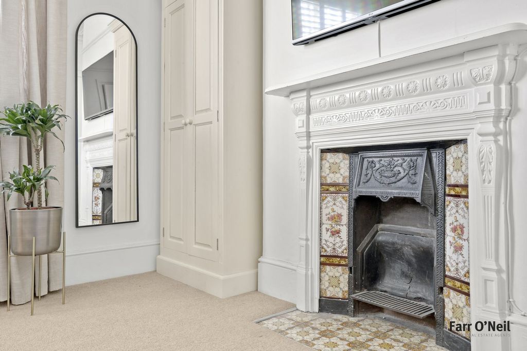 Additional image 24 of 5 bed semi-detached house to rentKings Avenue, Buckhurst Hill IG9