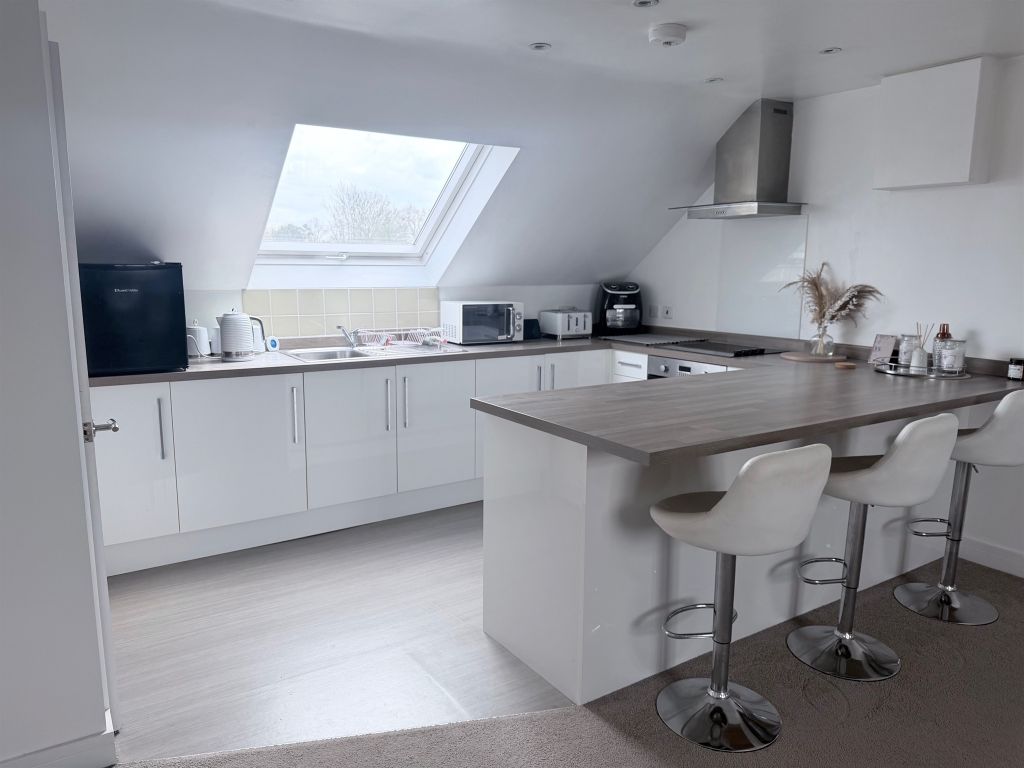 2 bed flat for saleStation Road, Rainham ME8 photo 2