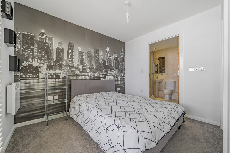 2 Bed Flat, Mann Island, L3, N1 7GU photo 5