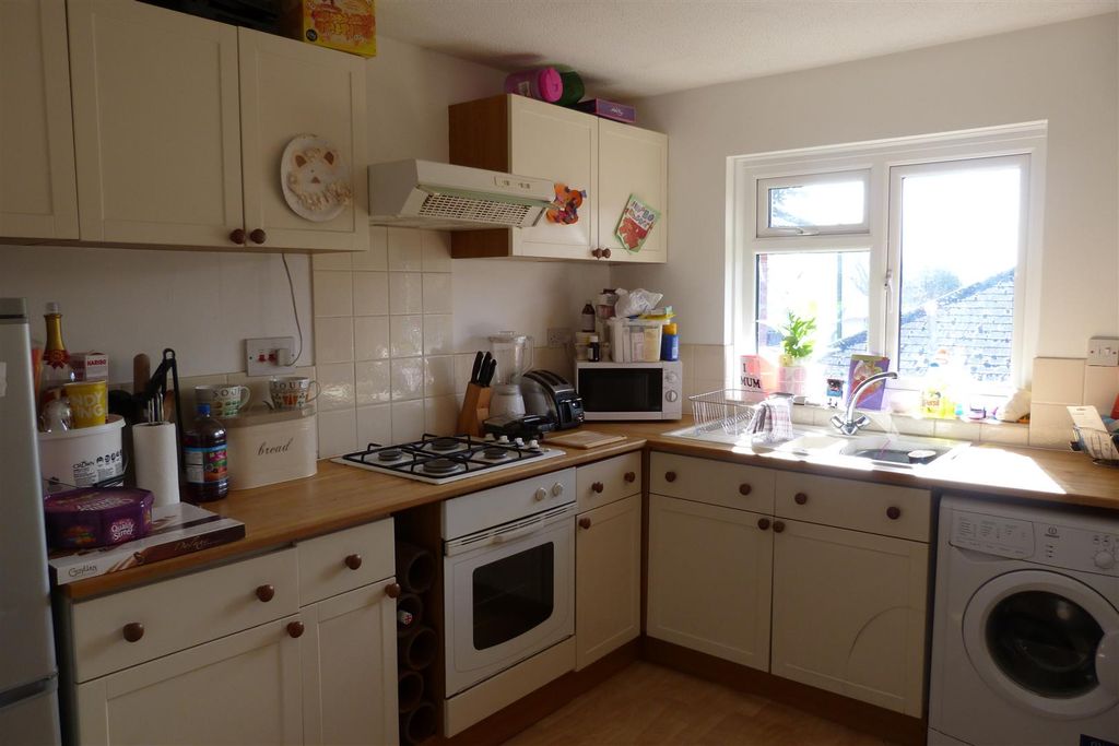 Additional image 7 of 2 bed flat to rentHeath Close, Shide, Newport PO30
