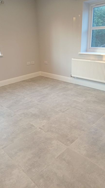 2 bed flat to rentCrescent Drive GU12 photo 3