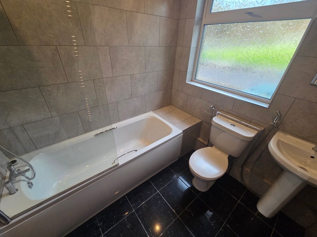 3 bed bungalow to rentDrefach, Llanelli SA14 photo 4