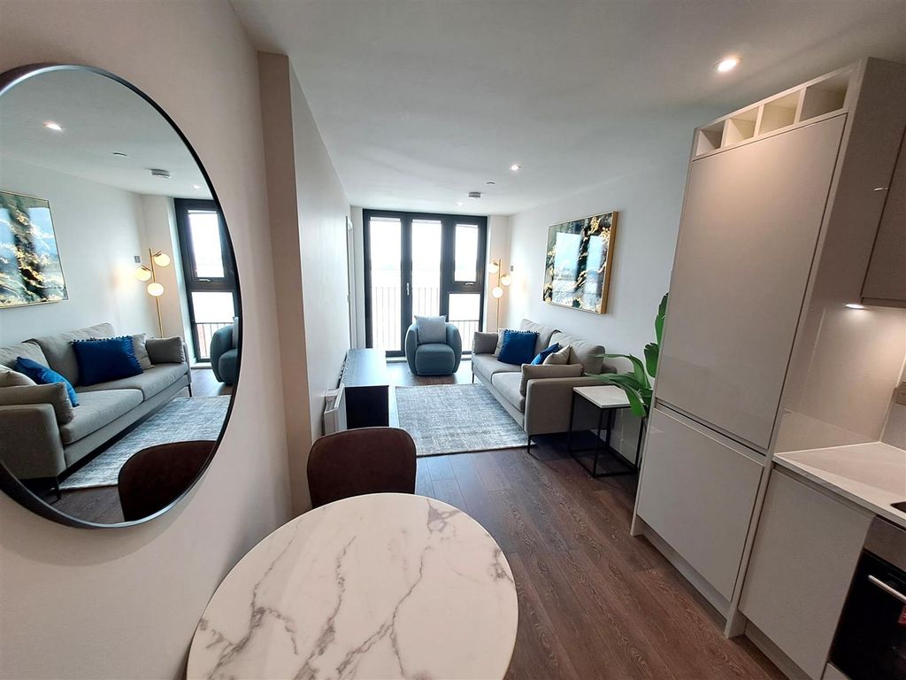 2 bed flat to rent517 Aquitania, 3 Triskelion Way L3