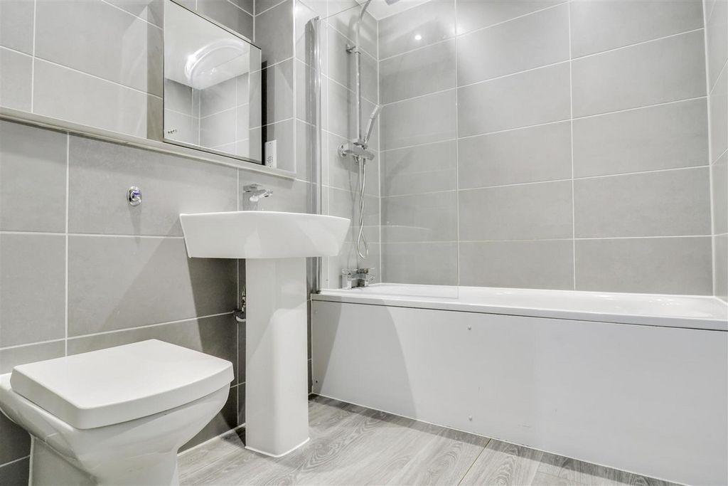 Additional image 4 of 2 bed flat to rentLondon Road, Westcliff-On-Sea SS0