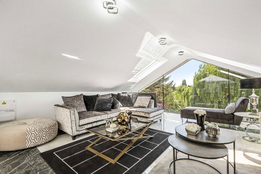 Additional image 7 of 5 bed detached house to rentWaggon Road, Barnet EN4