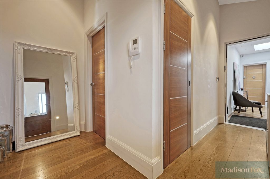 Additional image 18 of 2 bed flat to rentPalmerston Road, Buckhurst Hill, Essex IG9