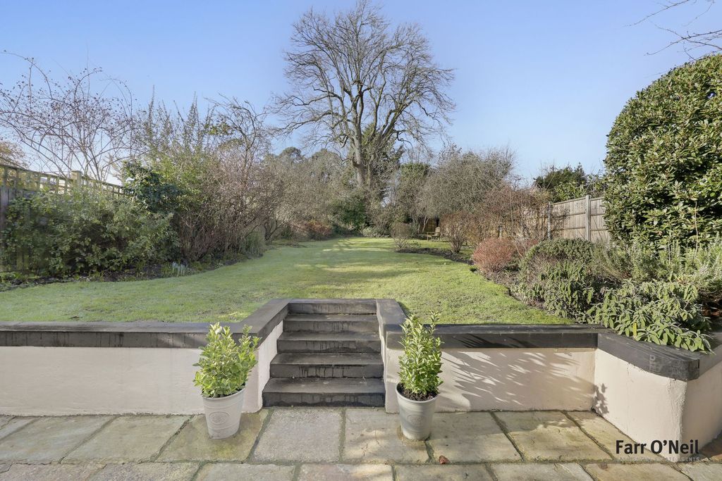 Additional image 7 of 5 bed semi-detached house to rentKings Avenue, Buckhurst Hill IG9