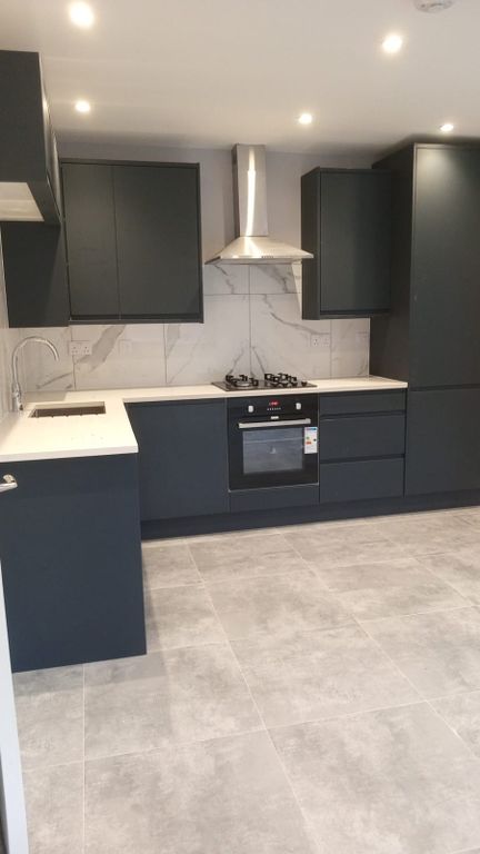 2 bed flat to rentCrescent Drive GU12 photo 2
