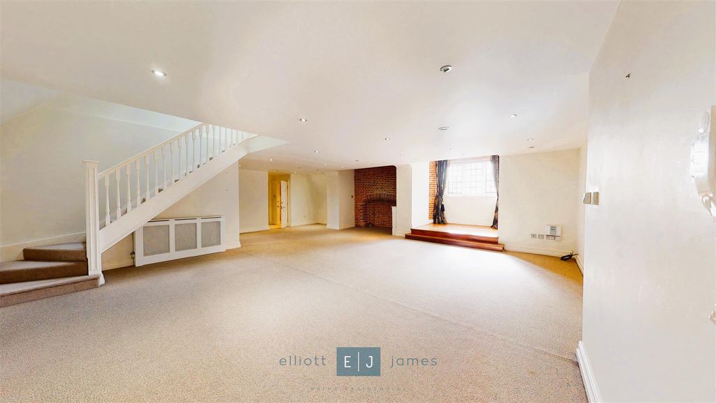 4 bed flat to rentHill Hall, Theydon Mount, Epping CM16 photo 2