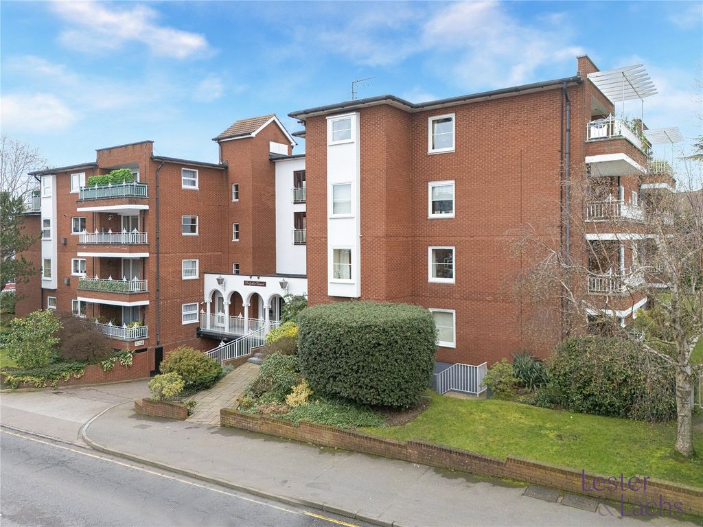 3 bed flat to rentDolphin Court, High Road, Chigwell IG7