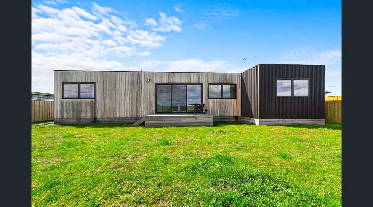 17 Ellen Avenue, Seaspray VIC 3851