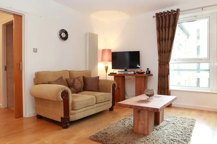 2 bed flat to rentHolyrood Road, Edinburgh EH8