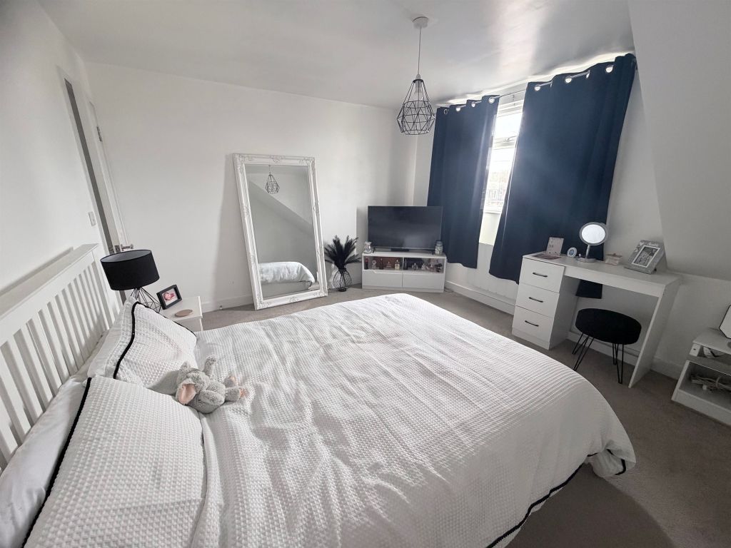 2 bed flat for saleStation Road, Rainham ME8 photo 5