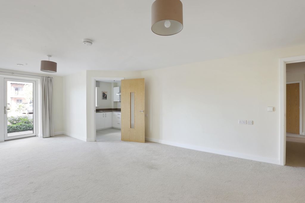 2 bed flat to rentSt. Ann Way, The Docks, Gloucester GL2 photo 2