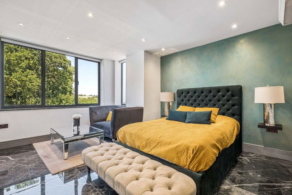Additional image 10 of 5 bed detached house to rentWaggon Road, Barnet EN4