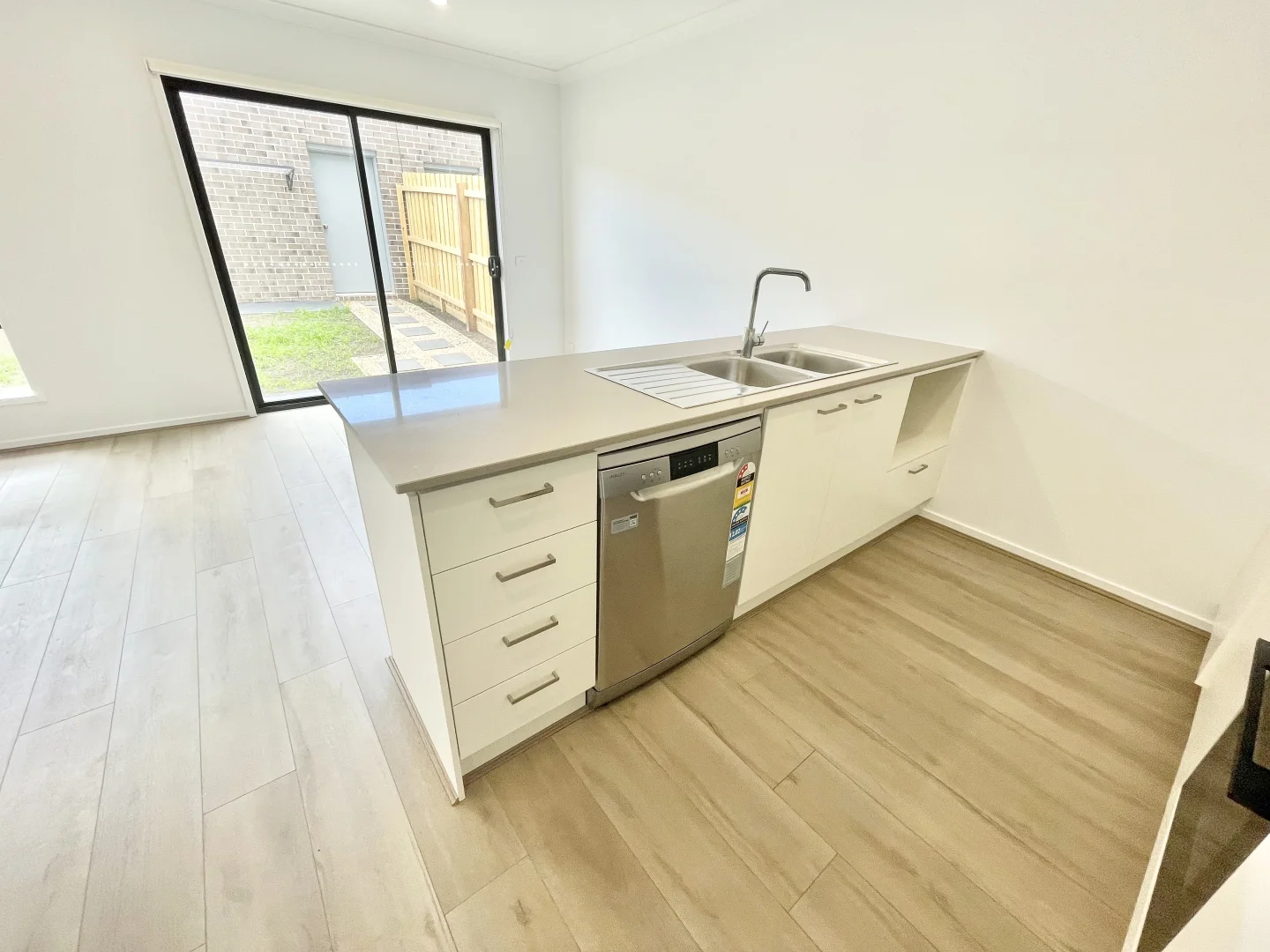 10 Flank Walk, Fraser Rise VIC 3336 photo 2