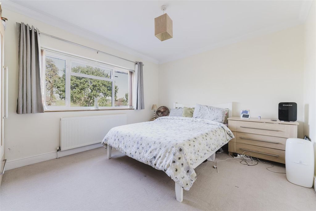 Additional image 17 of 5 bed detached house to rentWellesley Avenue, Iver SL0