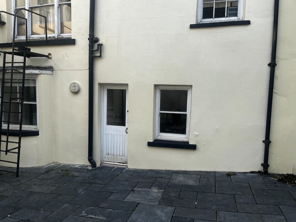 1 bed flat to rentHigh Street SA61