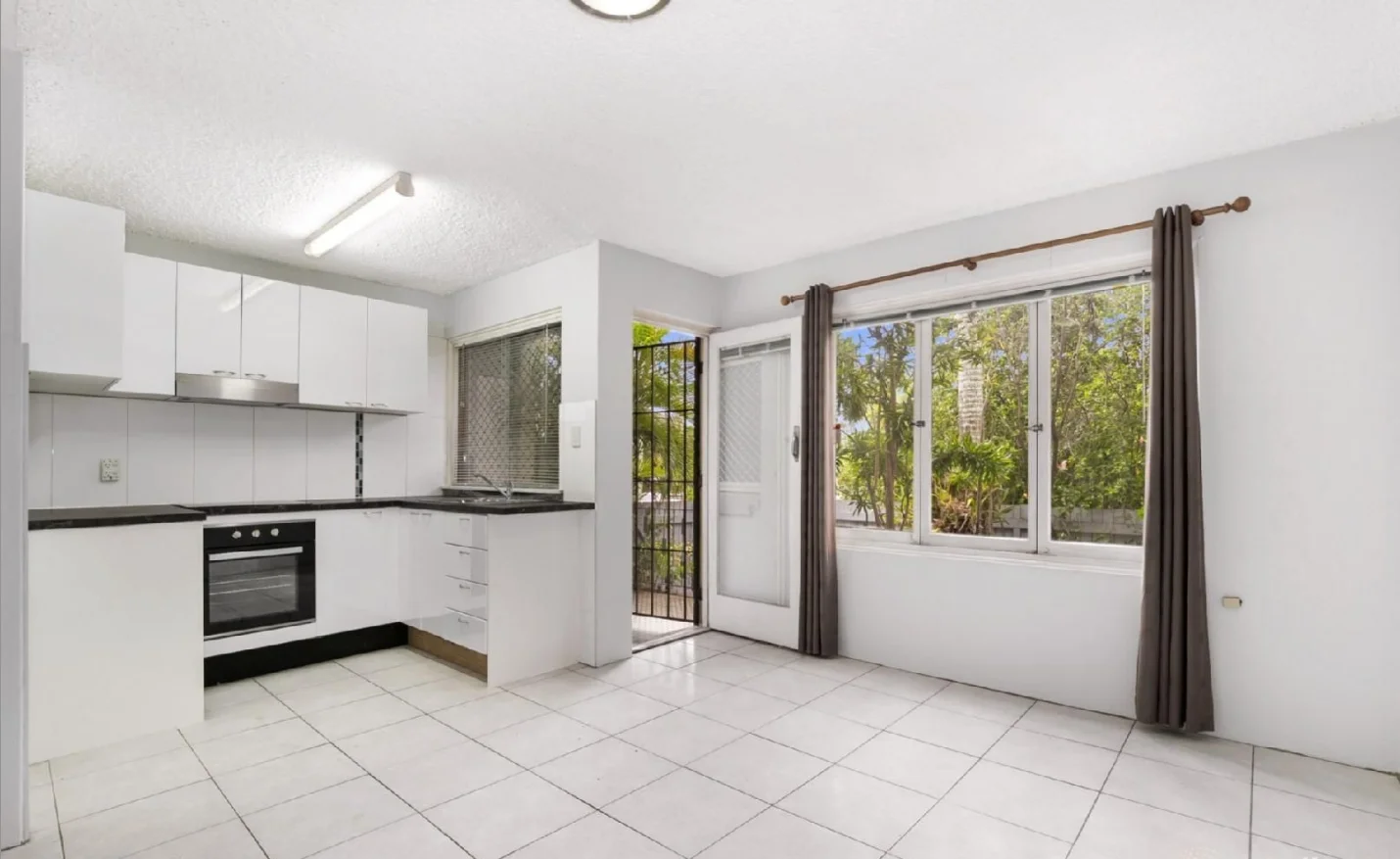 2/587 Sandgate Rd, Clayfield QLD 4011 photo 2