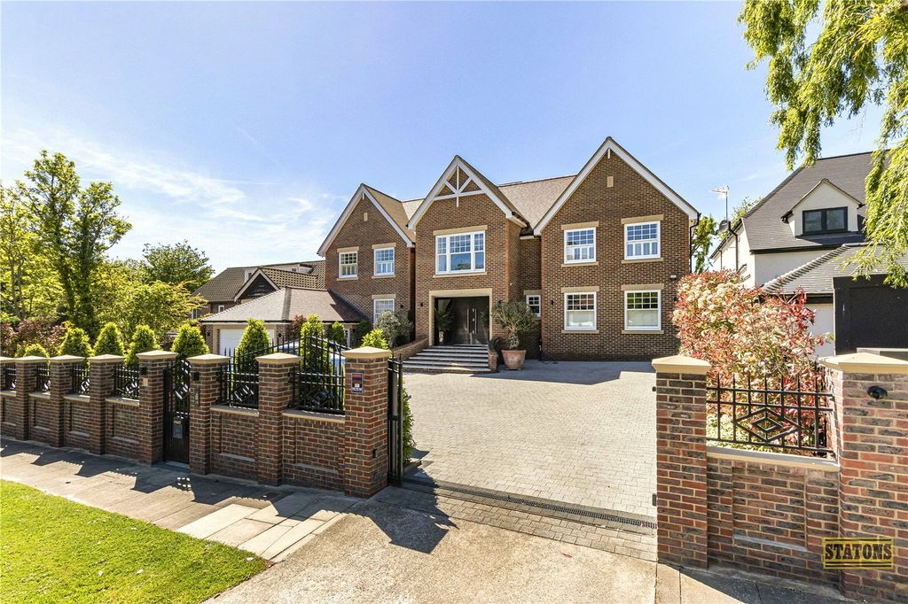 5 bed detached house to rentBeech Hill Avenue, Hadley Wood EN4