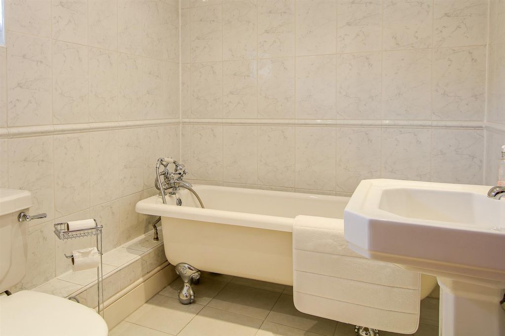 Additional image 7 of 5 bed country house to rentHarbridge Court, Somerley BH24