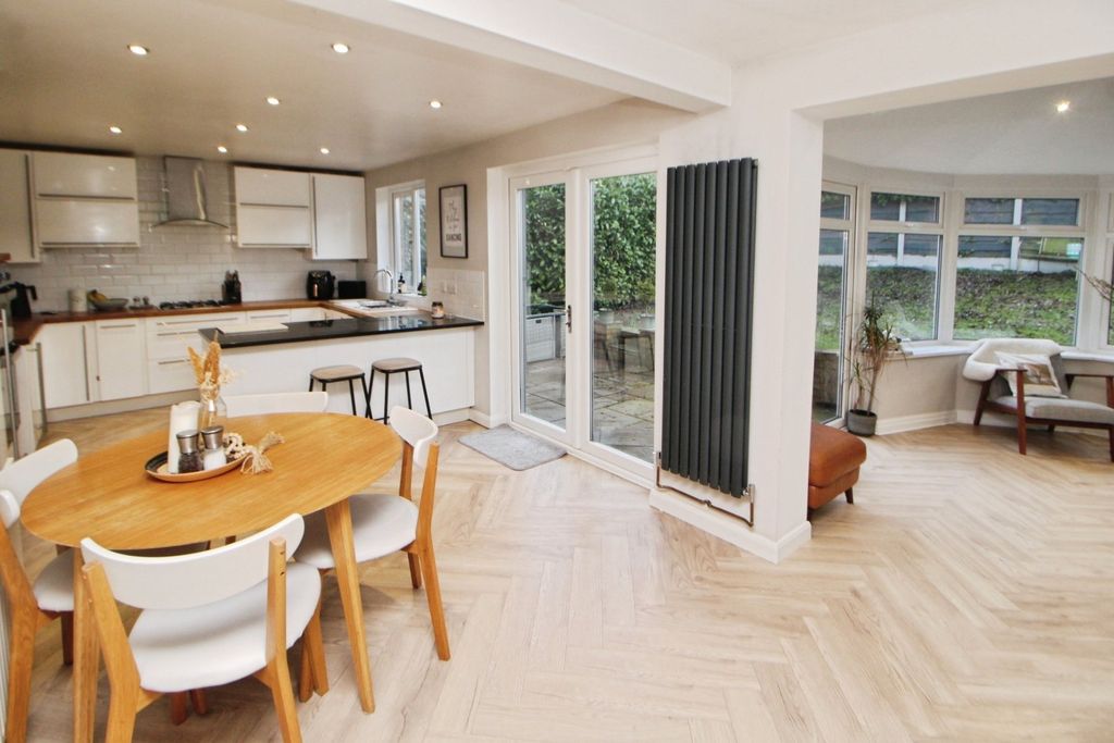 Additional image 2 of 4 bed detached house to rentShropshire Drive, Glossop, Derbyshire SK13