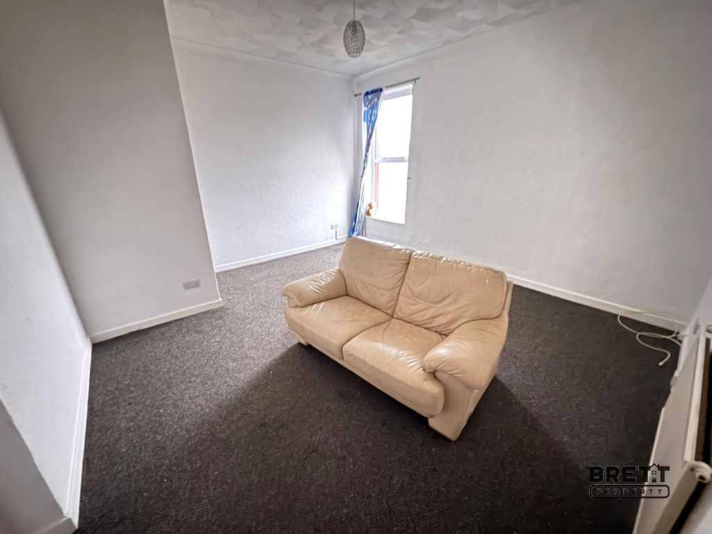 Additional image 2 of 2 bed flat to rentFlat 7 Edinburgh House, 95 Queen Street, Pembroke Dock, Pembrokeshire. SA72