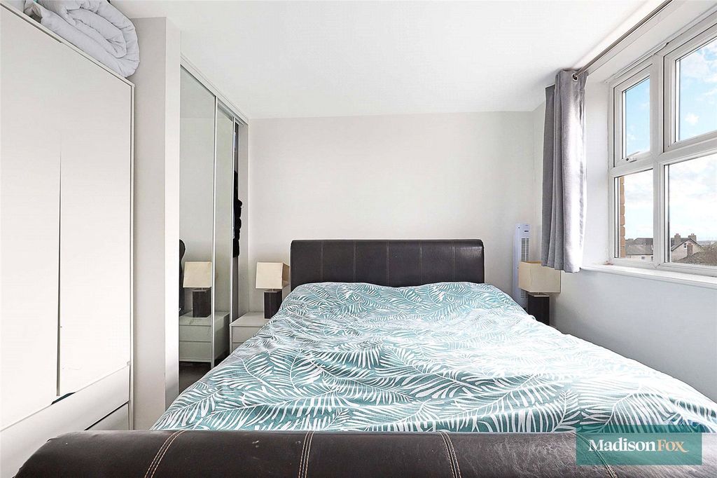 Additional image 10 of 2 bed flat to rentHigh Road, Buckhurst Hill, Essex IG9