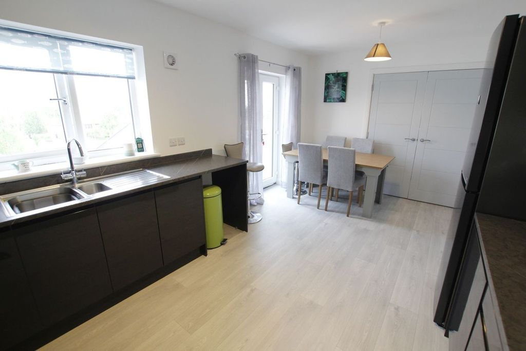 2 bed flat to rentHoggan Park, Brecon, Brecon LD3 photo 5