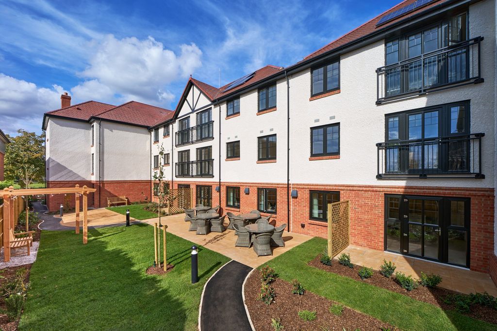 Additional image 8 of 2 bed flat to rentChalkwell Avenue, Westcliff-On-Sea SS0