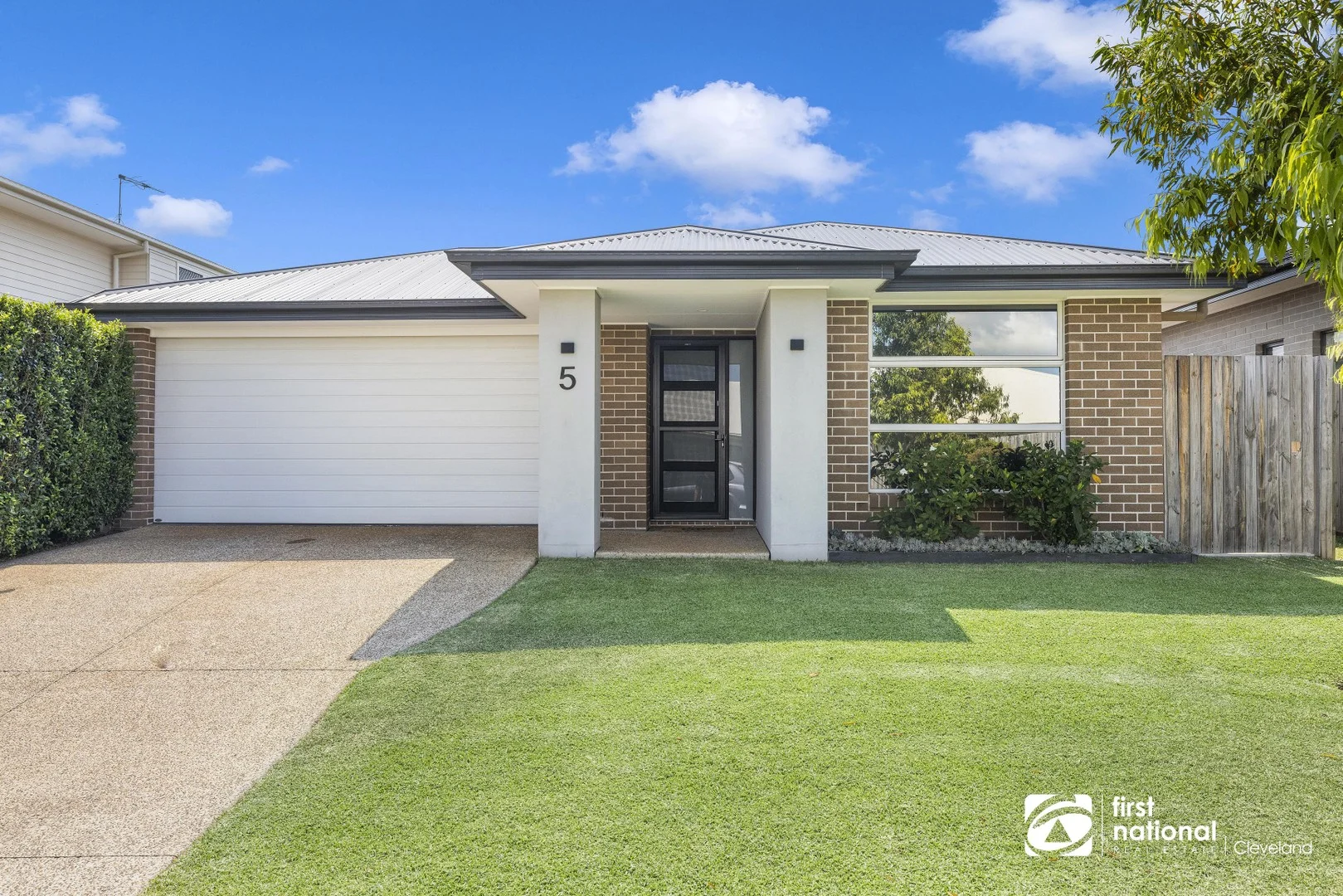 5 Avoca Place, Redland Bay QLD 4165