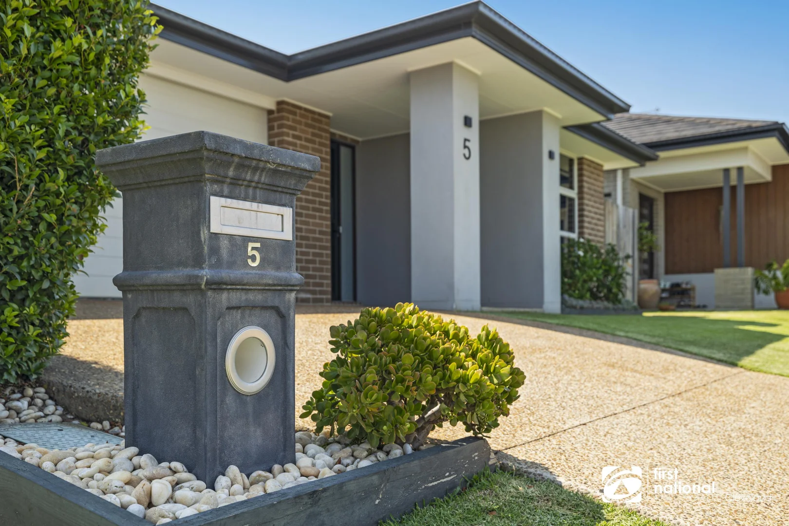 5 Avoca Place, Redland Bay QLD 4165 photo 2