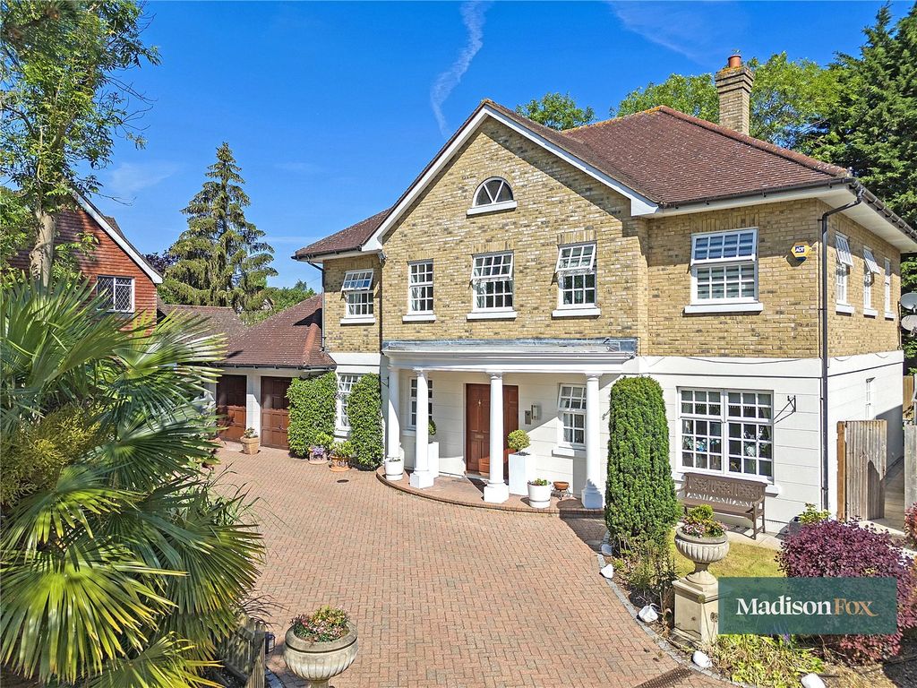 5 bed detached house to rentGainsborough Place, Chigwell, Essex IG7