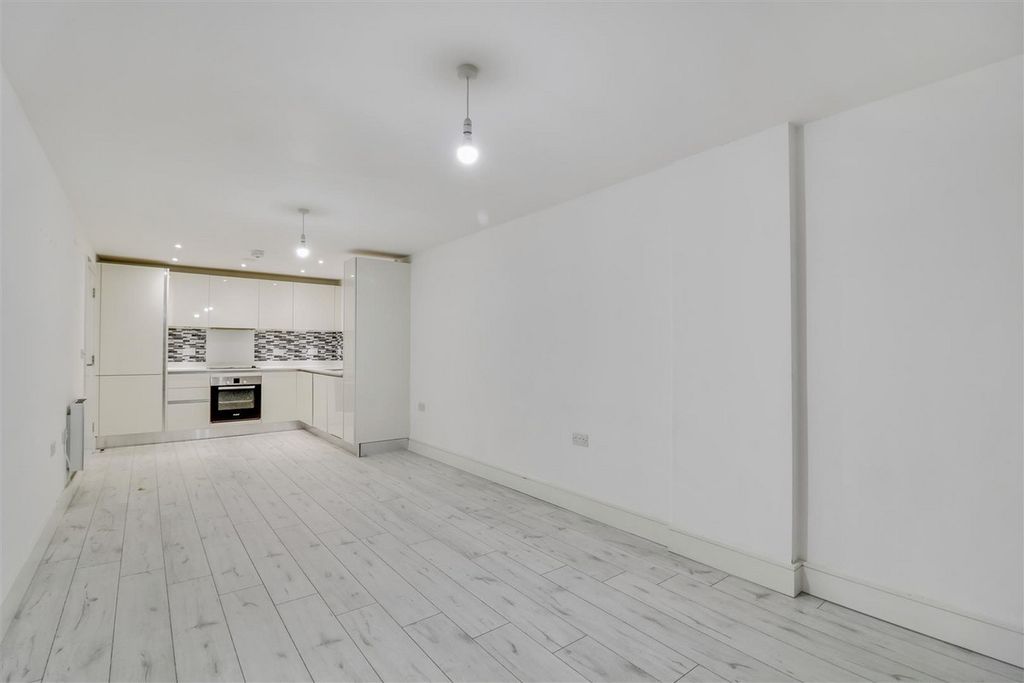 Additional image 7 of 2 bed flat to rentLondon Road, Westcliff-On-Sea SS0