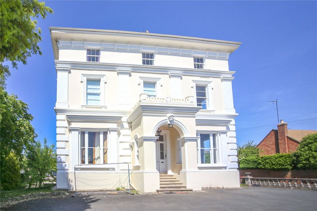 Additional image 2 of 2 bed flat to rentHillcourt Road, Cheltenham, Gloucestershire GL52