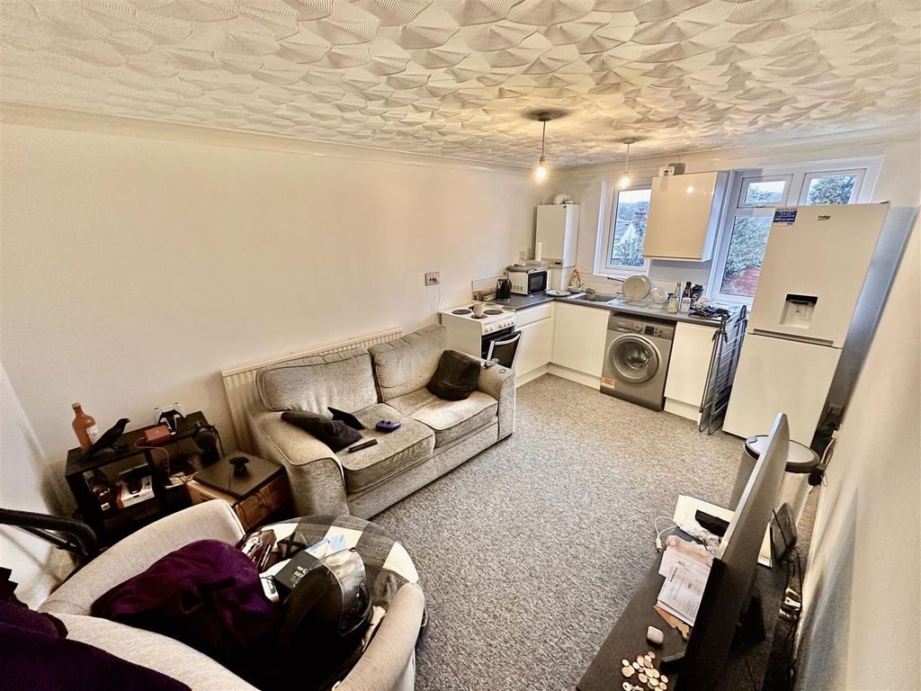 Additional image 2 of 1 bed flat to rentHeath Close, Newport PO30