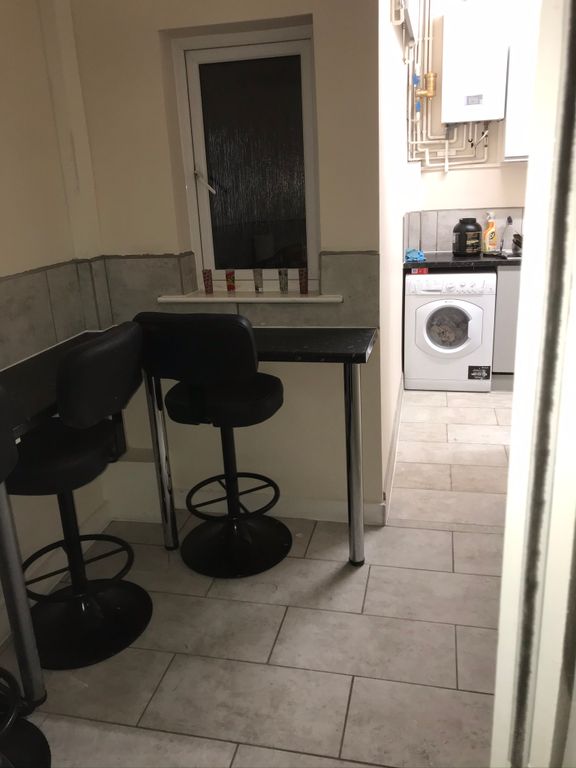 4 bed shared accommodation to rentMarket Corner, Leamington Spa CV31 photo 2