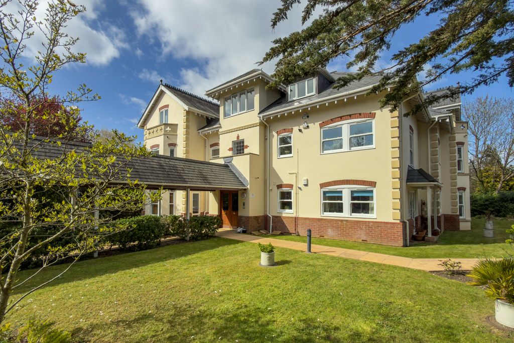 3 bed flat to rentDe Mauley Court, 3 De Mauley Road, Canford Cliffs BH13