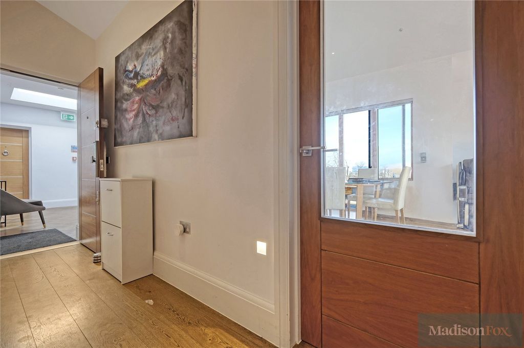 Additional image 17 of 2 bed flat to rentPalmerston Road, Buckhurst Hill, Essex IG9