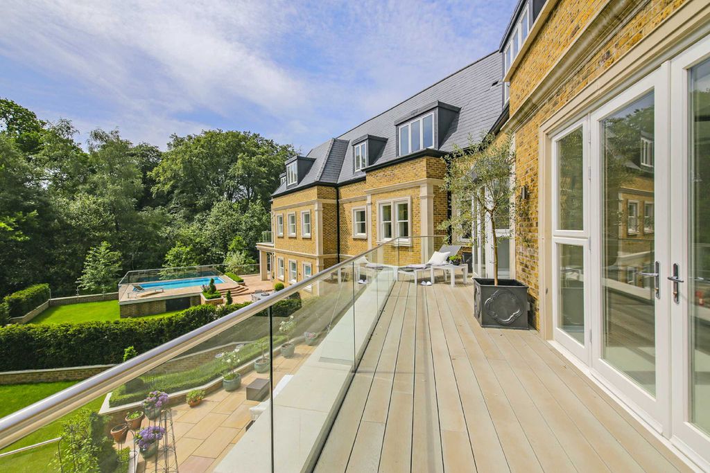 3 bed flat to rentCamlet Way, Hadley Wood, Hertfordshire EN4