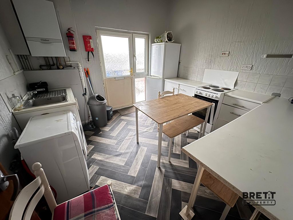 Additional image 3 of 2 bed flat to rentFlat 7 Edinburgh House, 95 Queen Street, Pembroke Dock, Pembrokeshire. SA72